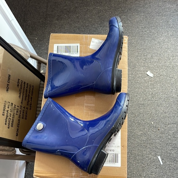 Used Blue Sienna UGGs rain boot short - Picture 8 of 8